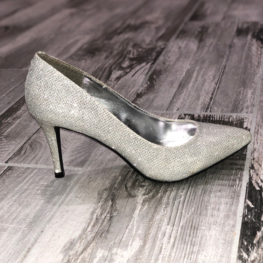 Silver Heels 👠 - Picture 2 of 2